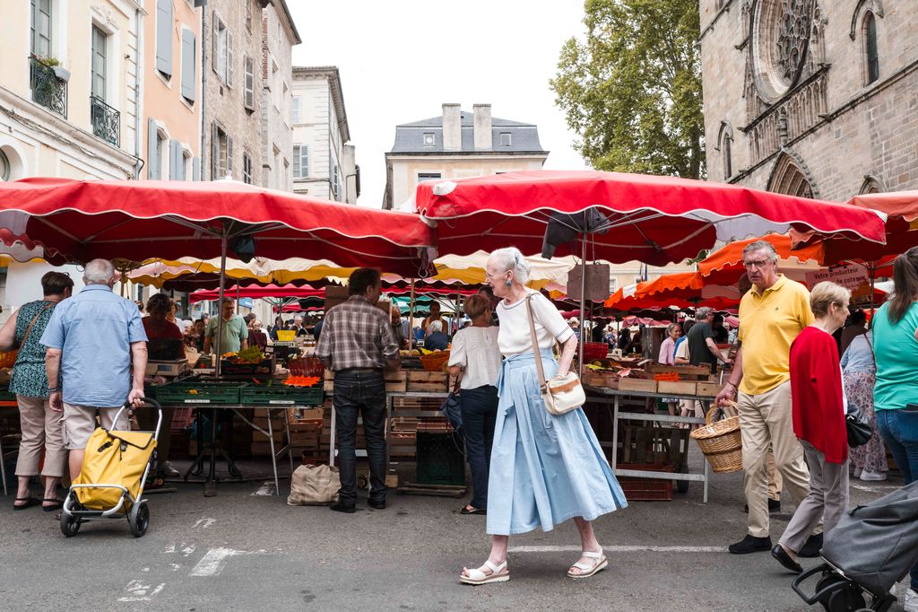 La reina Margarita haciendo la compra en el mercado de Cahors, cercano al chateau de Cayx, la propiedad entre viñedos que adquirió la Familia Real danesa en tiempos del príncipe Henrik