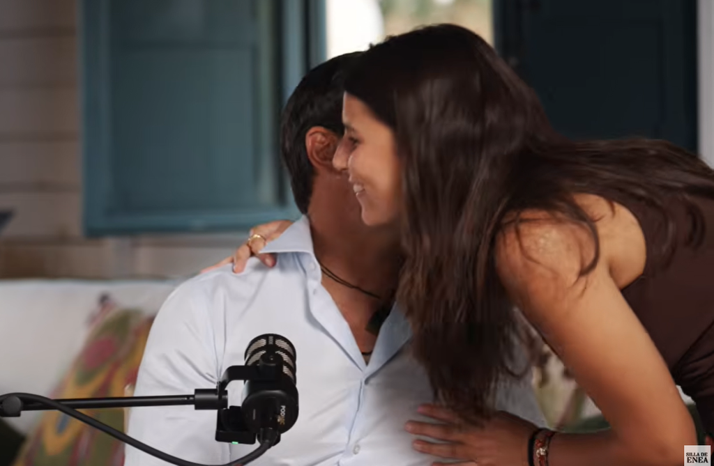Tana Rivera saluda a su padre al incorporarse a la entrevista