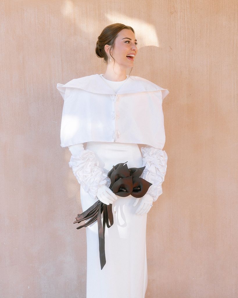 Look de novia de Lorenzo Caprile con capa y guantes de flores
