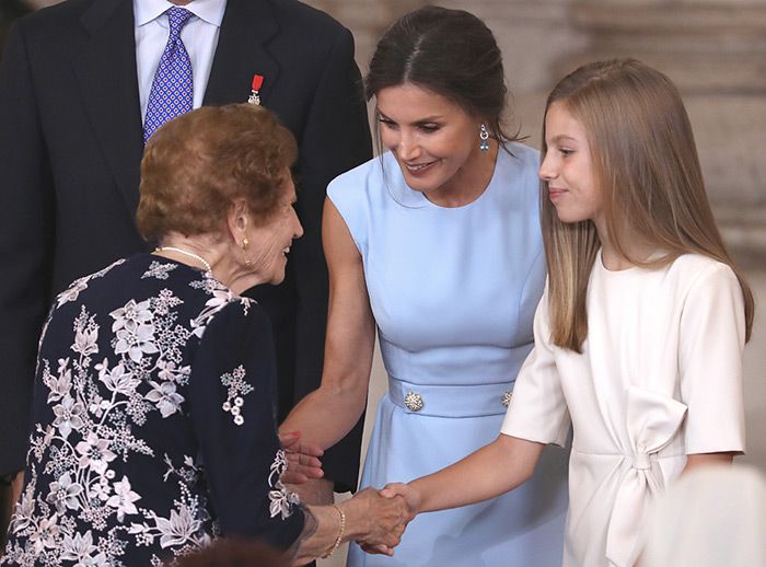 El bonito gesto de la princesa Leonor y la infanta Sofía con Clotilde Veniel, de 107 años