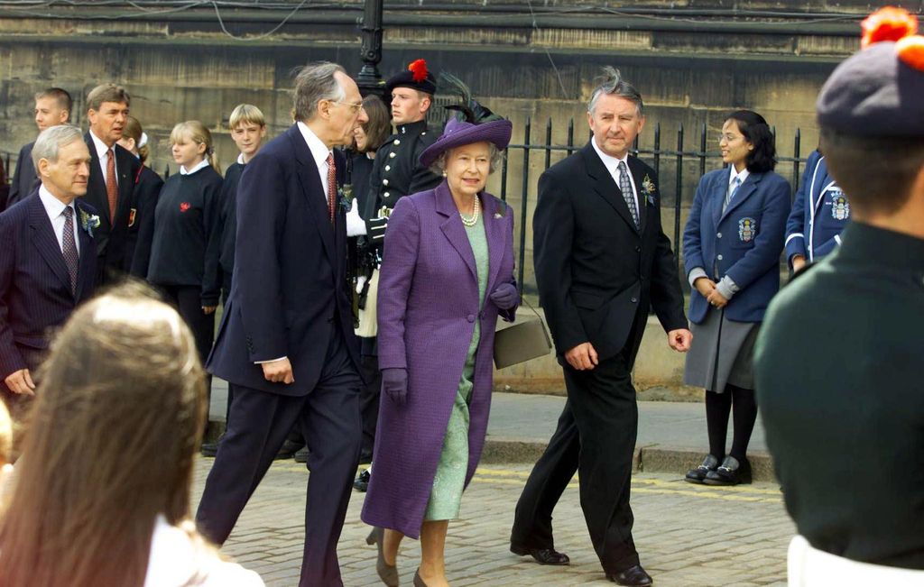 La reina Isabel II de Gran Bretaña llega para inaugurar el nuevo Parlamento escocés en Edimburgo el 1 de julio de 1999
