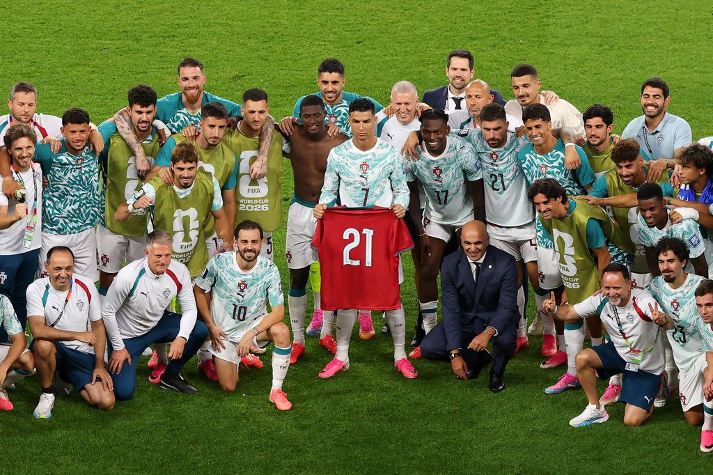 Cristiano Ronaldo, capitán de Portugal, y sus compañeros celebran la victoria por 2-1 sobre Croacia en los dieciseisavos de final del Mundial 2026 mostrando una camiseta en homenaje a su fallecido compañero Diogo Jota, en el Toronto Stadium. TORONTO (CANADÁ), 2 de julio de 2026