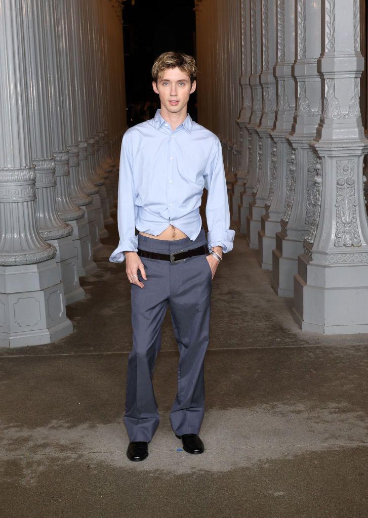 Plano entero de Troye Sivan en la gala LACMA Art+Film 2024 
