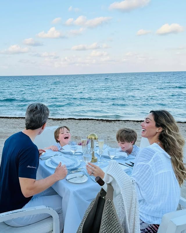 Anahí celebró con su familia a la orilla del mar