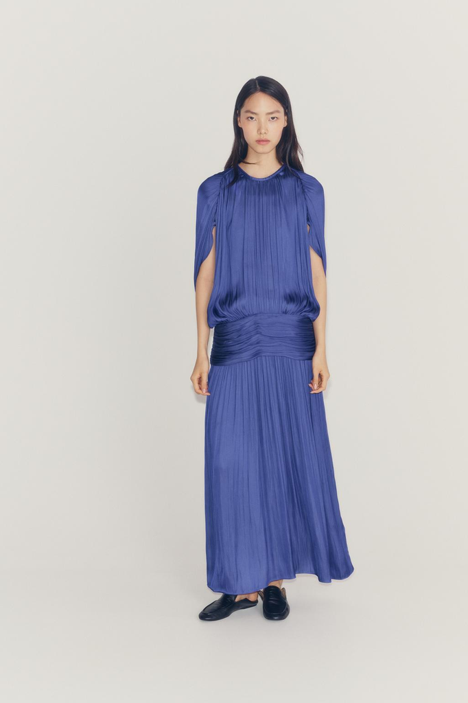 Vestido drapeado con manga murciélago, de Zara