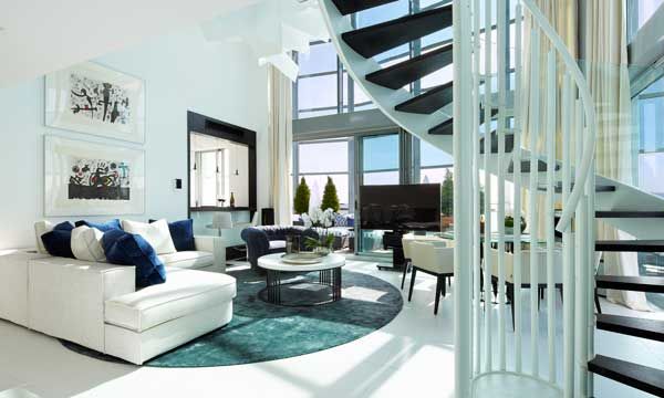 Exclusivo y espectacular a partes iguales, el proyecto de Molins Interiors (molinsinteriors.com) logra integrar el exterior dentro de este ático dúplex de Barcelona. Pavimento de Porcelanosa, sofá y chester con telas de Osborne & Little, cojines de Carlucci y Tapicorte, litografías de Miró (cedidas por la galería Joan Gaspar de Barcelona) y alfombra de BCN Alfombras. © Jordi Miralles