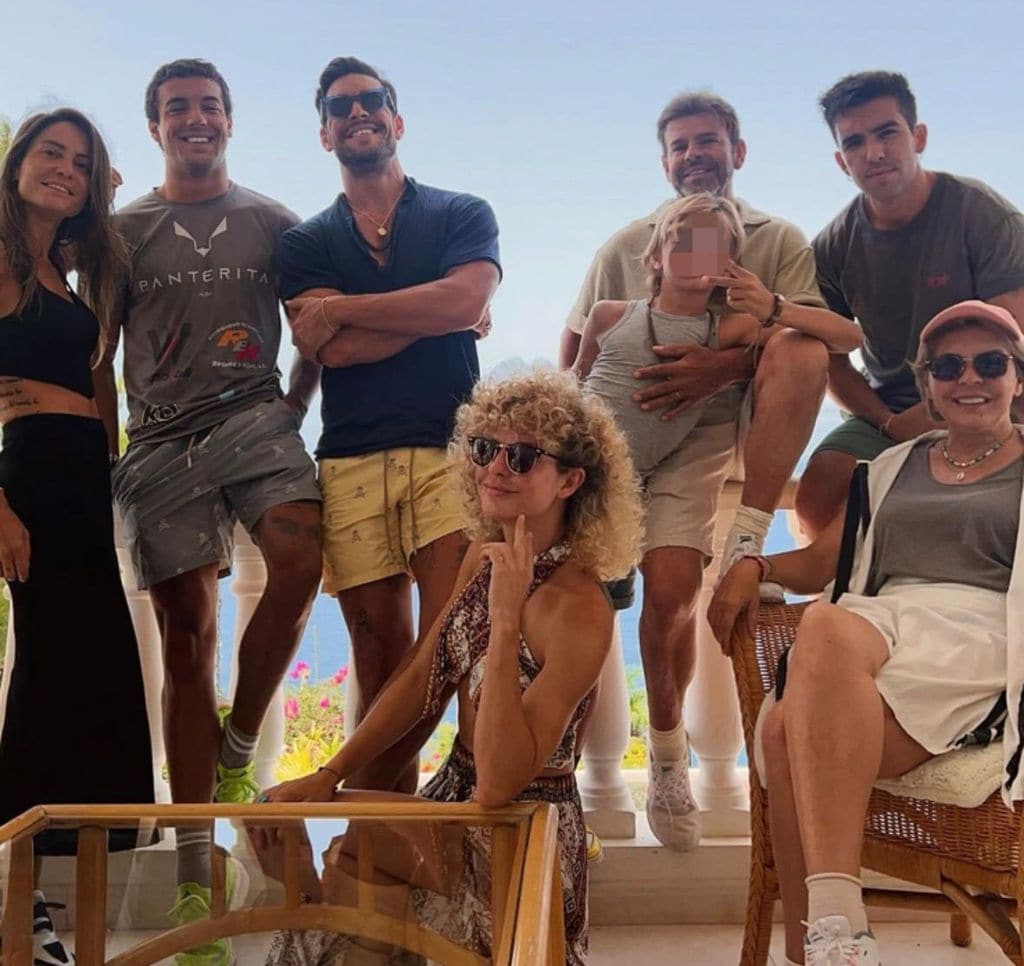 Christian con todos los Casas: sus cuatro hermanos y sus padres, más Maria José Gómez, que trabaja en su equipo de management y es una más en la familia
