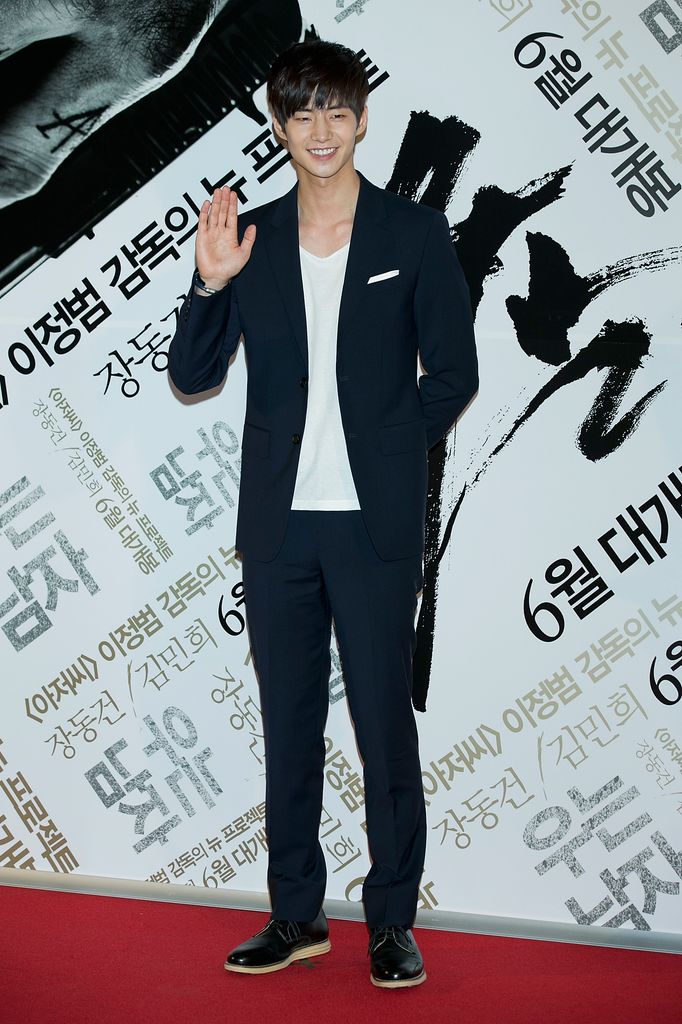 Plano entero del actor Song Jae-Lim con traje azul marino