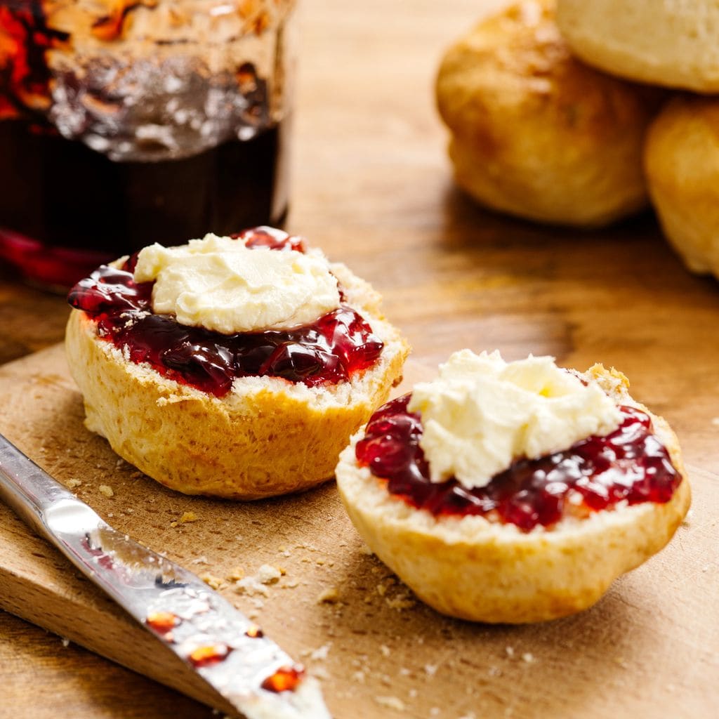 Scones con Clotted cream y mermelada de fresa. 