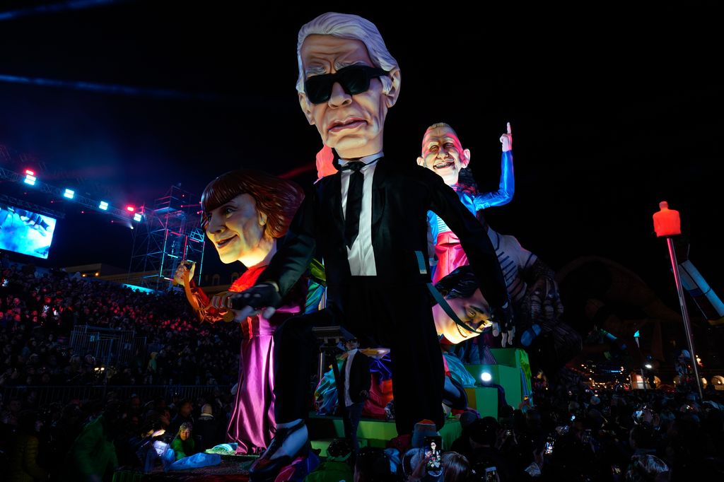 Entre los eventos destaca el desfile de 50 marionetas gigantes (cabezudos) que satirizan la política y la actualidad