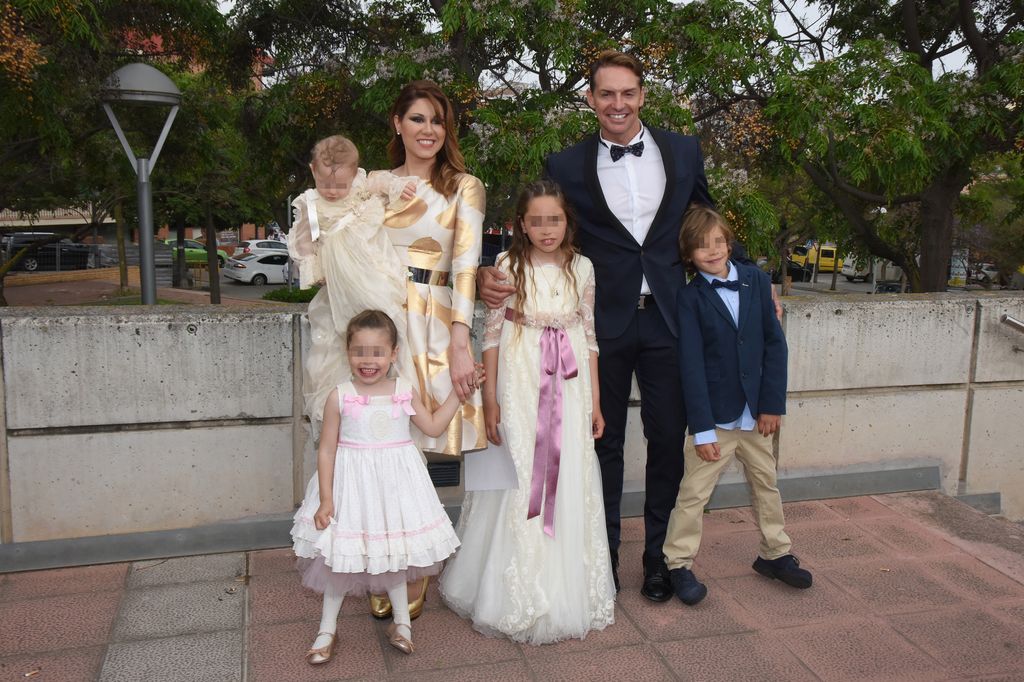 La cantante Tamara con su marido y sus cuatro hijos