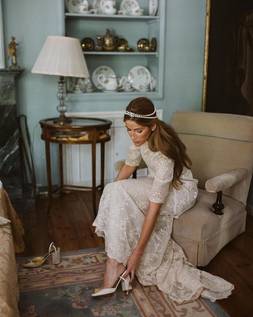 Novias con diadema griega sobre la frente de perlas