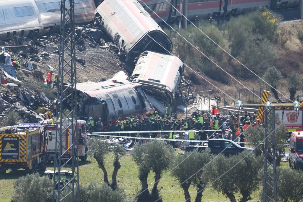 Bomberos, sanitarios y efectivos de seguridad participan en el dispositivo desplegado tras el grave accidente