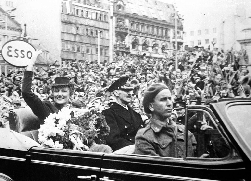 El rey Haakon VII, abuelo del rey Harald, y Marta de Suecia, madre del rey Harald, recorren las calles de Oslo el 7 de junio de 1945 al regresar al país después de la Segunda Guerra Mundial. Van a bordo del coche al que llaman el "buick" de la libertad