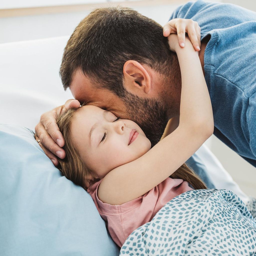 Padre besa a su hija pequeña