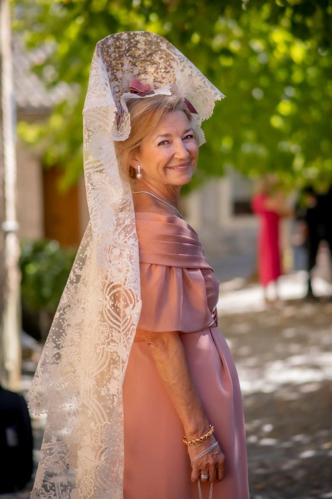 Madrina con mantilla antigua y perlas