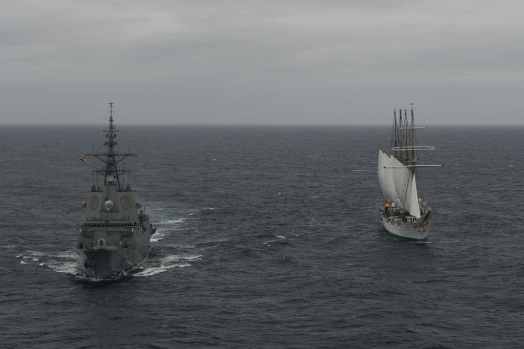 Elcano y la fragata Blas de Lezo en su encuentro en alta mar 