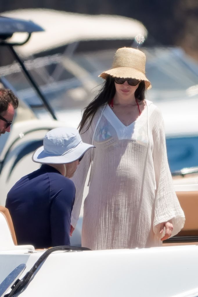 La pancita de Anne se dibujaba por debajo de su vestido.