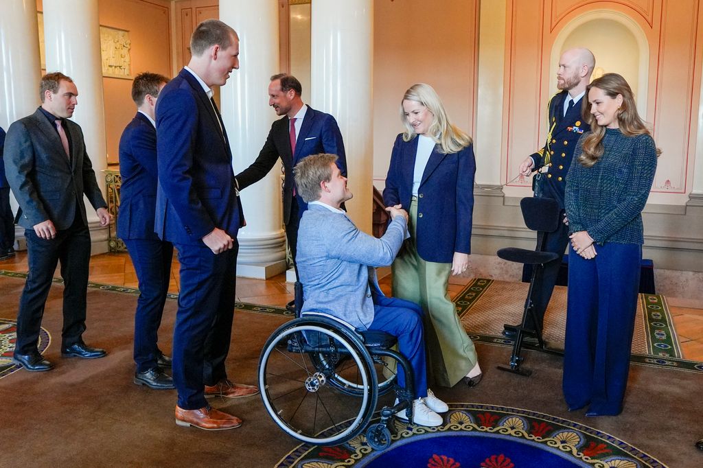 La princesa Mette-Marit con oxígeno junto a Haakon de Noruega y la princesa Ingrid Alexandra