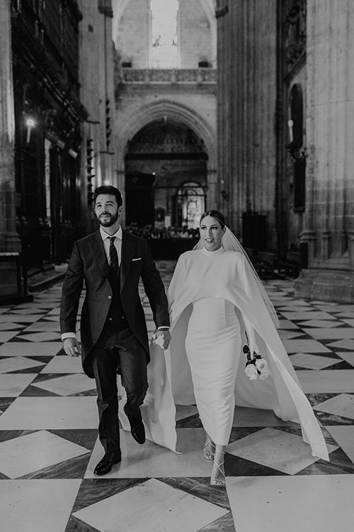 Vestido de novia con capa y largo midi