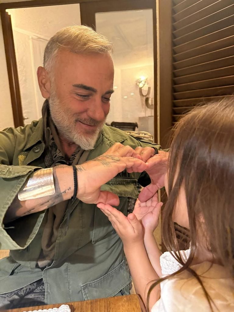 Gianluca Vacchi con su hija Blu Jerusalema, quien la cambió la vida cuando nació en 2020.