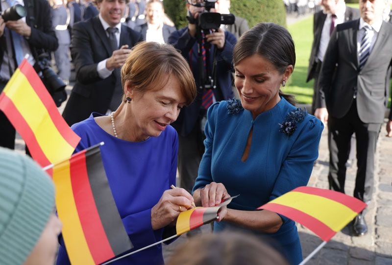 La reina y la primera dama alemana