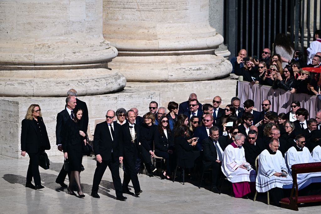 La princesa Charlene de Mónaco y el príncipe Alberto II de Mónaco llegaron a la Plaza de San Pedro en el Vaticano el 26 de abril de 2025, para asistir a la ceremonia fúnebre del fallecido Papa Francisco.