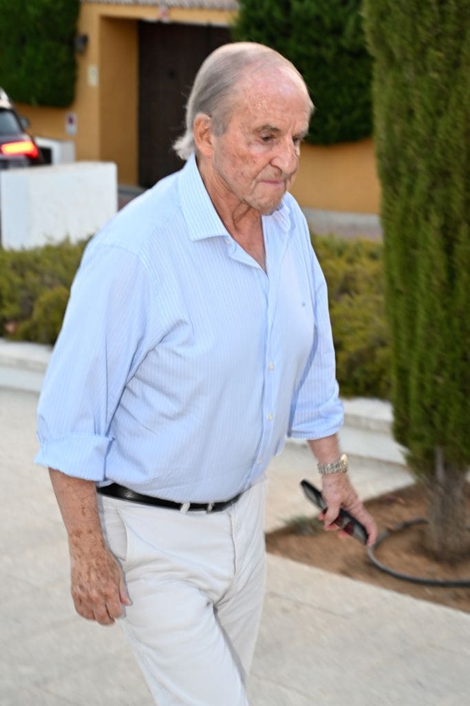 José María García llegando al tanatorio de Caritina Goyanes