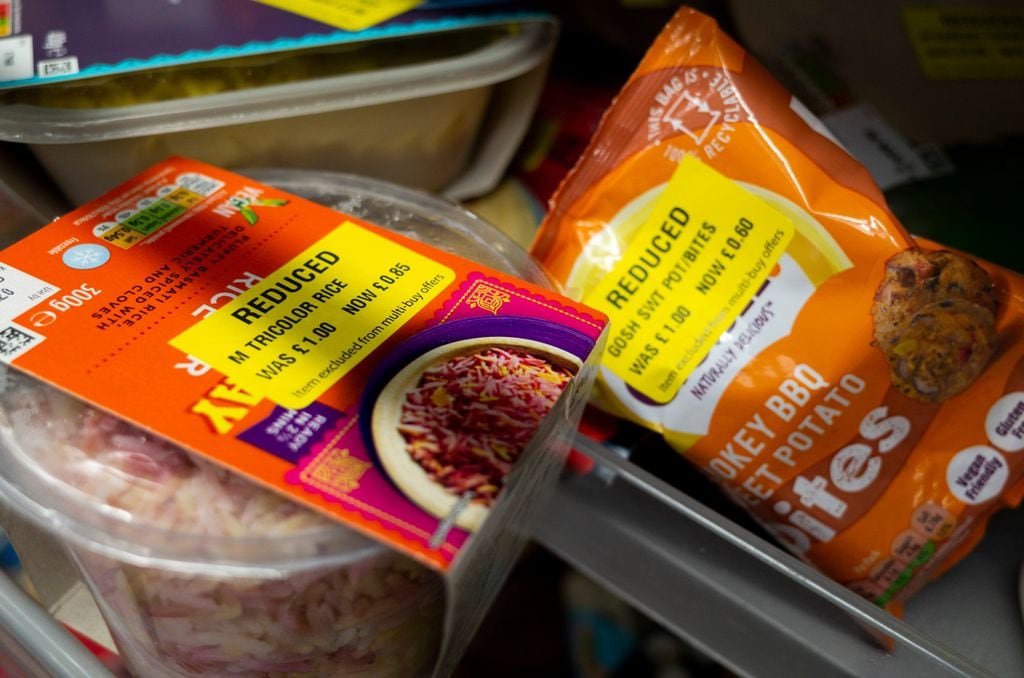 Etiquetas amarillas en los productos del supermercado