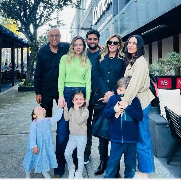 Lucía Méndez con Pedro Torres y su hijo Pedro Antonio, la esposa de este y sus nueras, además de Apolonia Torres, la hija mayor del productor. 