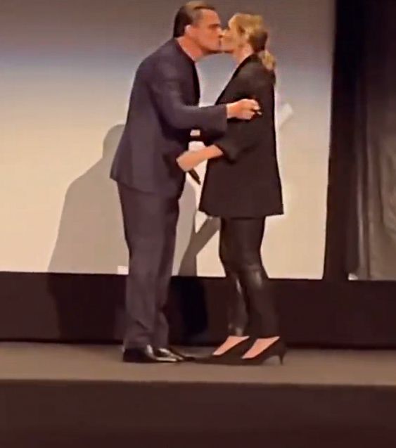 Plano entero de Leonardo DiCaprio y Kate Winslet dándose un beso en el escenario