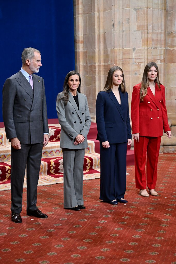 El rey Felipe VI y la reina Letizia de España, así como por sus hijas, la princesa Leonor y la infanta Sofía en la ceremonia de los Premios Princesa de Asturas 2025.