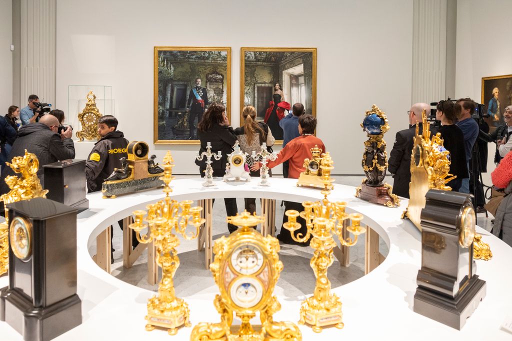 Plano general de los retratos de los reyes por Annie Leibovitz expuestos en una sala