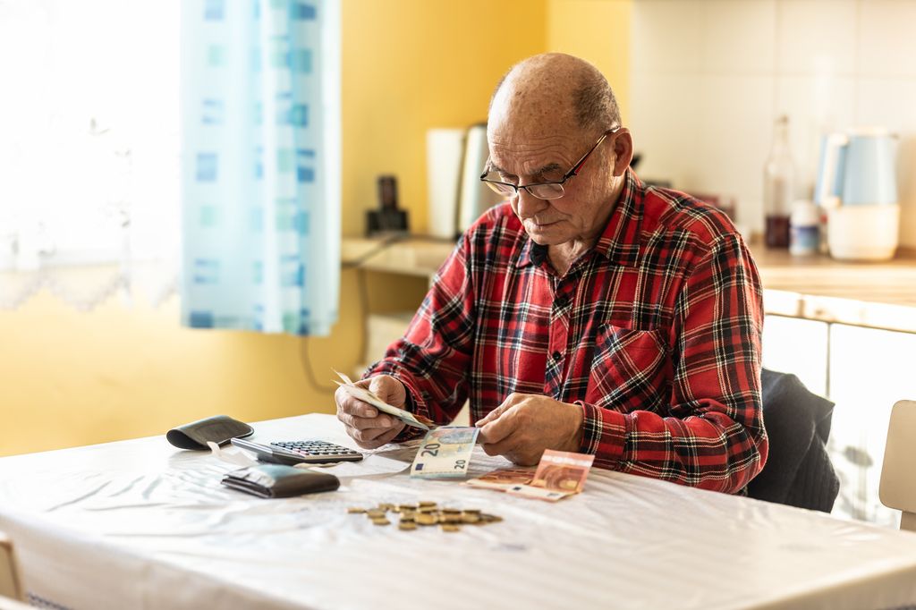 En 2026, algunas personas dejarán de cobrar esta ayuda a los 65 años y otras a los 66 años y 10 meses