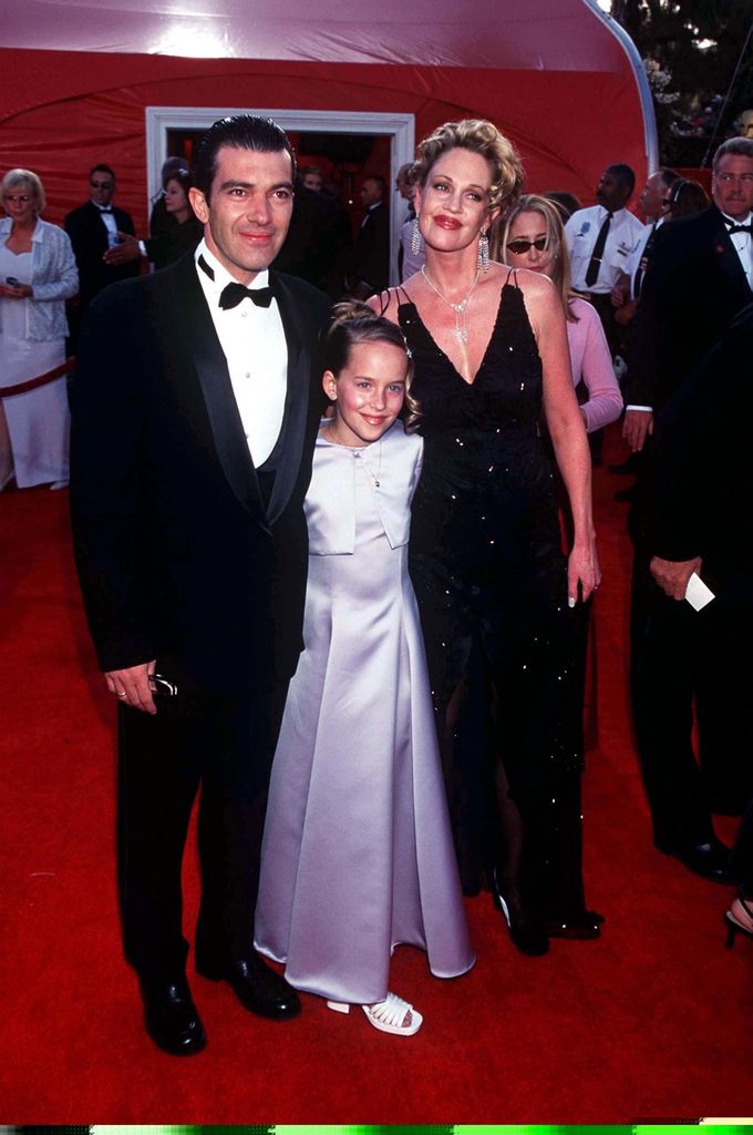 Antonio Banderas y Melanie Griffith con su hija, Stella del Carmen, en los Premios Oscar del año 2000.