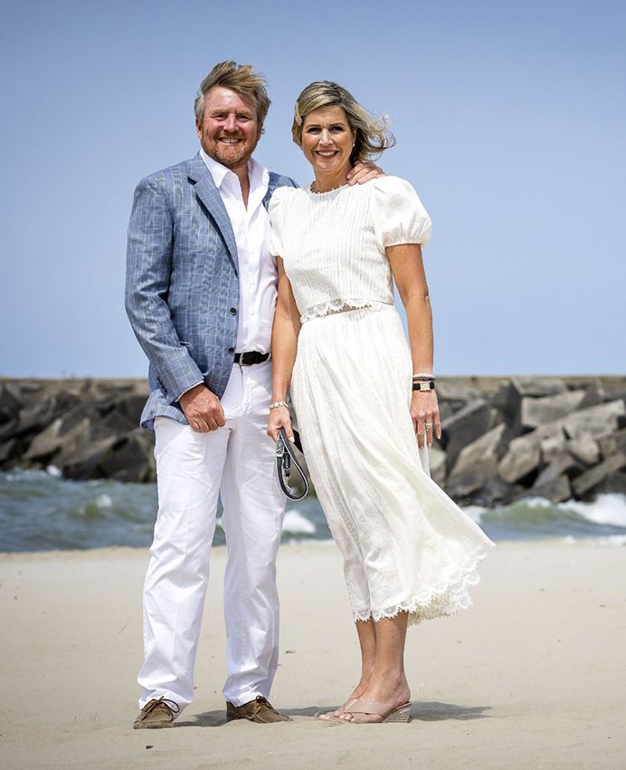 Máxima de Holanda y sus hijas impactan con sus looks en el posado oficial del verano