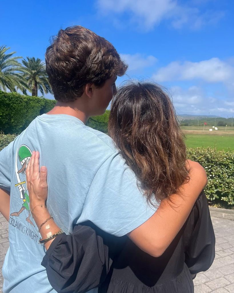 La periodista Helena Resano con su hijo