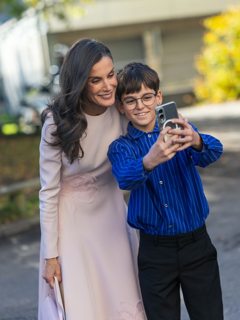La reina Letizia protagonista de un 'selfie' tras su recorrido por las escuelas finlandesas
