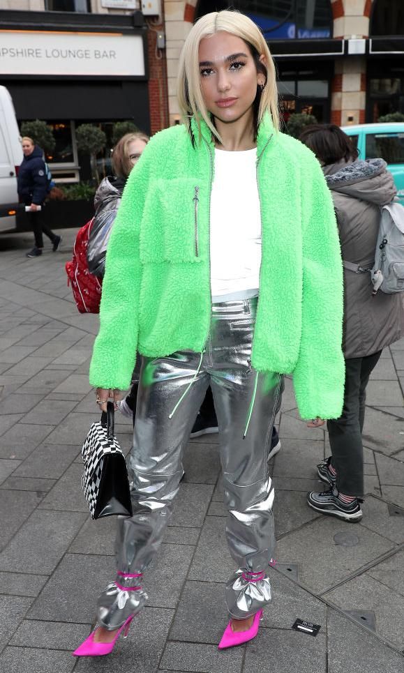 dua lipa en pantalones metalizados