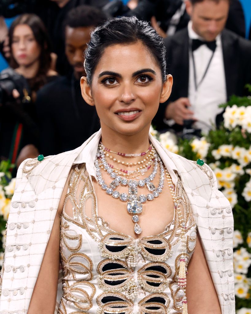 El collar de diamantes de Nita Ambani fue protagonista sobre el cuello de su hija Isha en la MET gala 2025