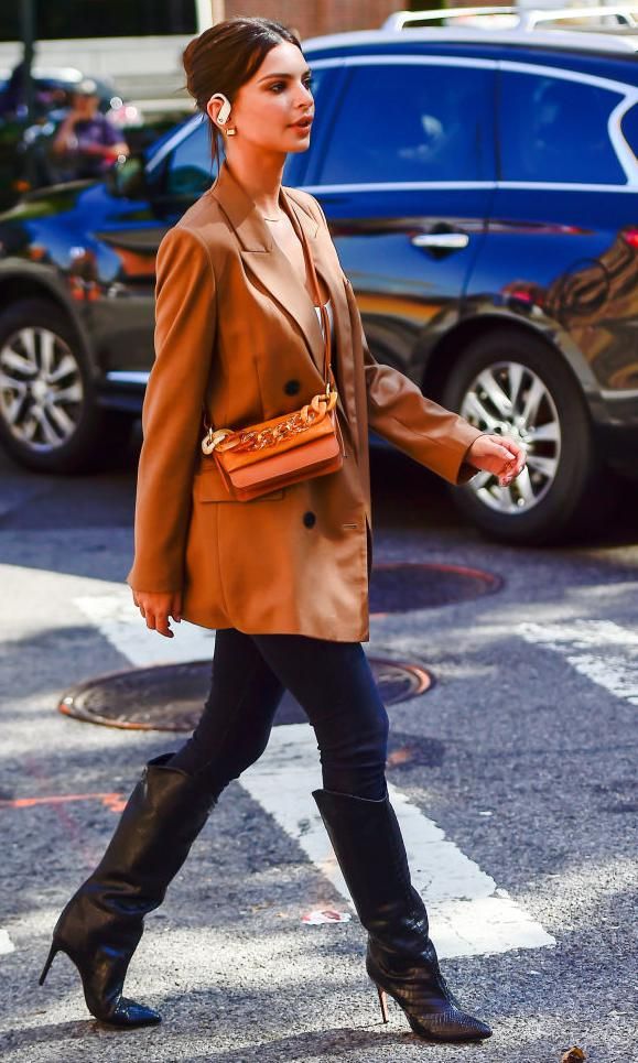 emily ratajkowski apuesta por outfits en rust