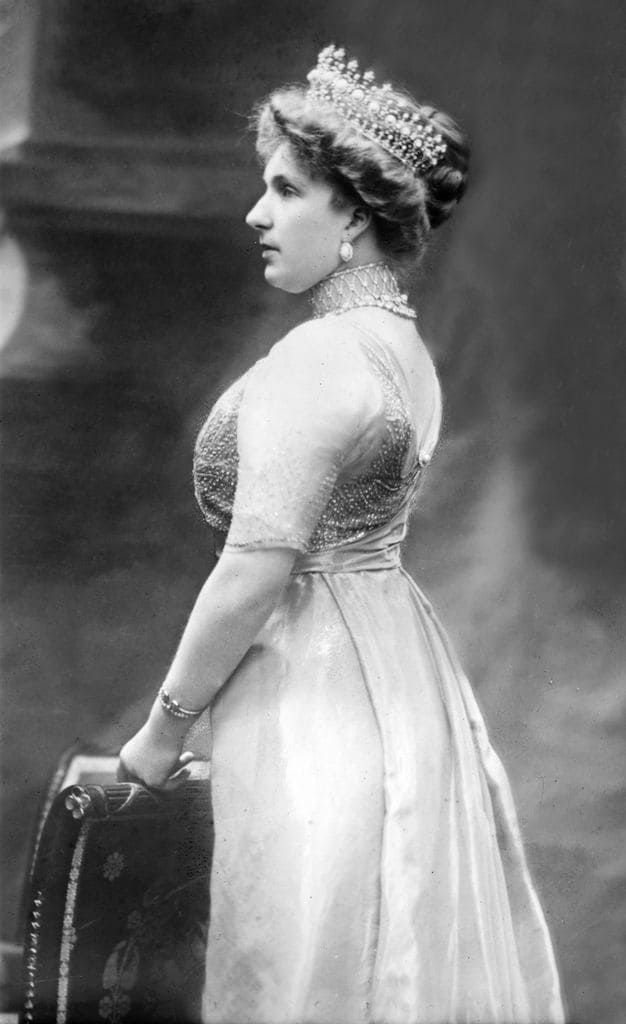 La esposa de Alfonso XIII, en un retrato oficial tomado el año 1915