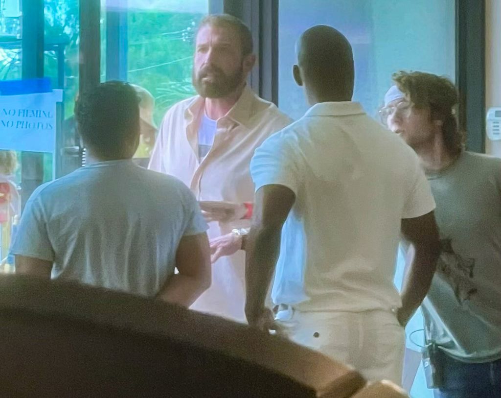 Ben lucía tranquilo junto al staff de producción durante el rodaje. 