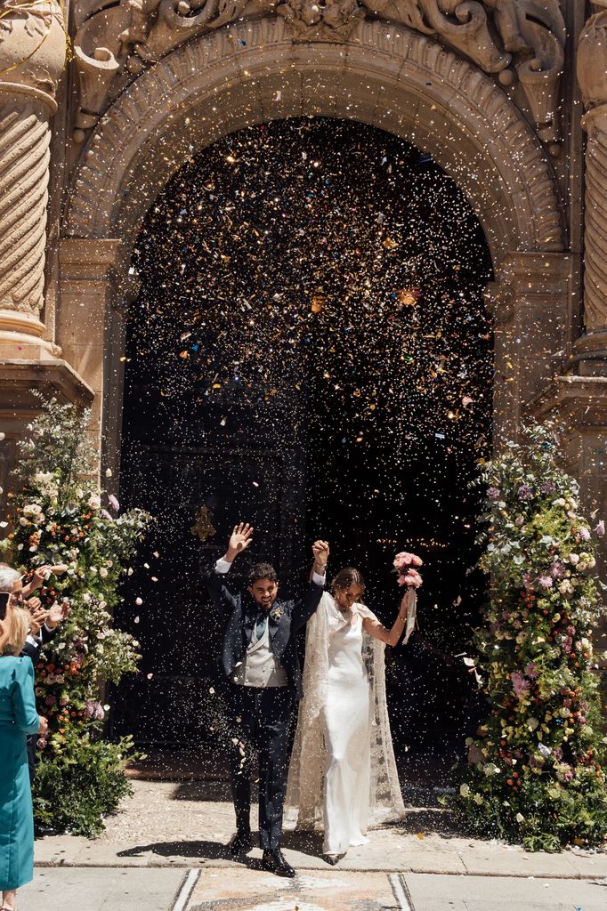Salida de los novios de la iglesia