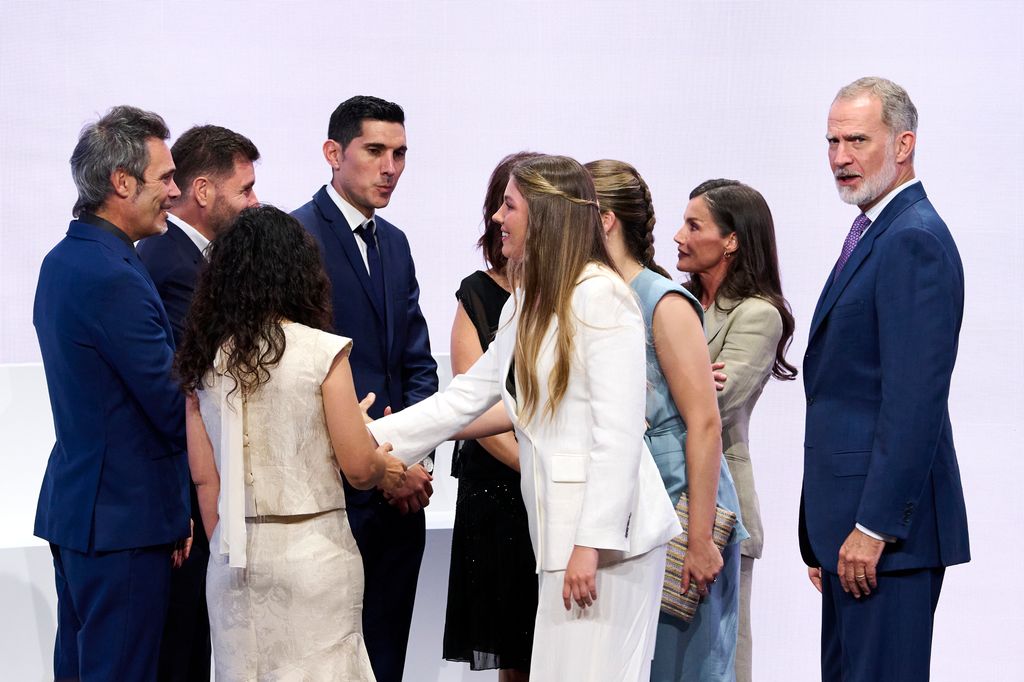 Con este acto arranca una agenda oficial y familiar que llevará a los reyes y a sus hijas a los Premios Princesa de Girona y a sus tradicionales citas en Palma de Mallorca