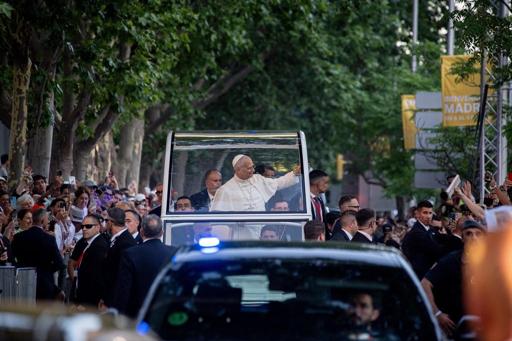 El Papa en su camino a la vigilia con los jóvenes