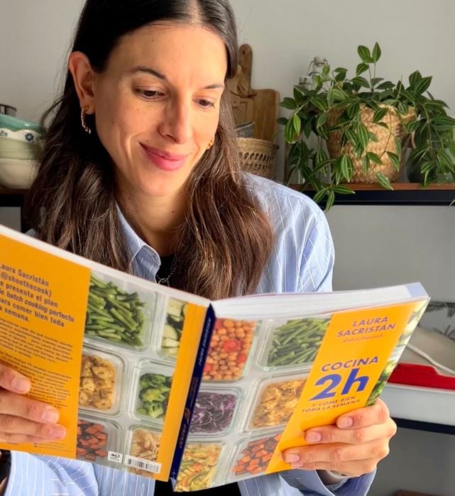 Laura Sacristán sostiene entre sus manos su nuevo libro. 