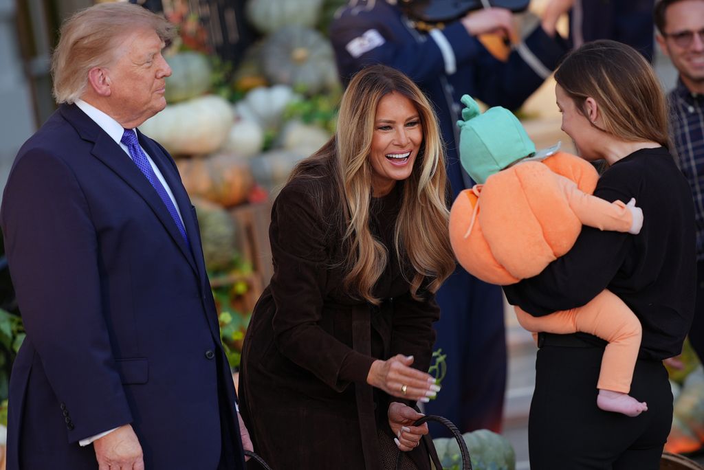 Melania Trump interactuó con los más pequeños durante la velada de Halloween en la Casa Blanca. 