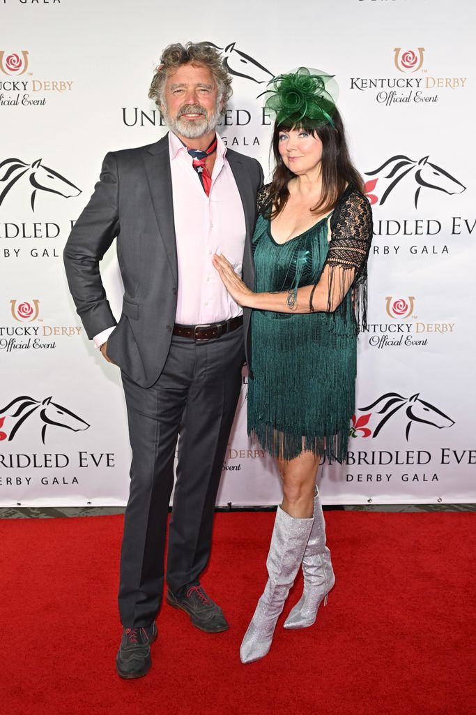 John Schneider y Dee Dee Sorvino 
