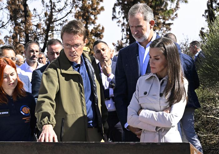 Los reyes Letizia y Felipe visitan zonas afectas por el incendio de Tenerife 